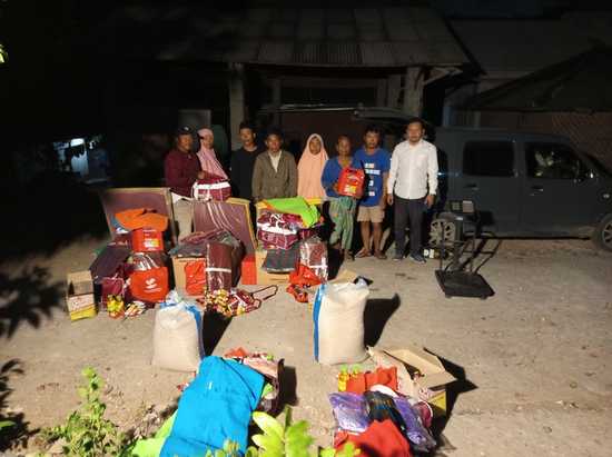 Pemerintah Daerah Salurkan Bantuan untuk Korban Kebakaran di Desa Sekaroh