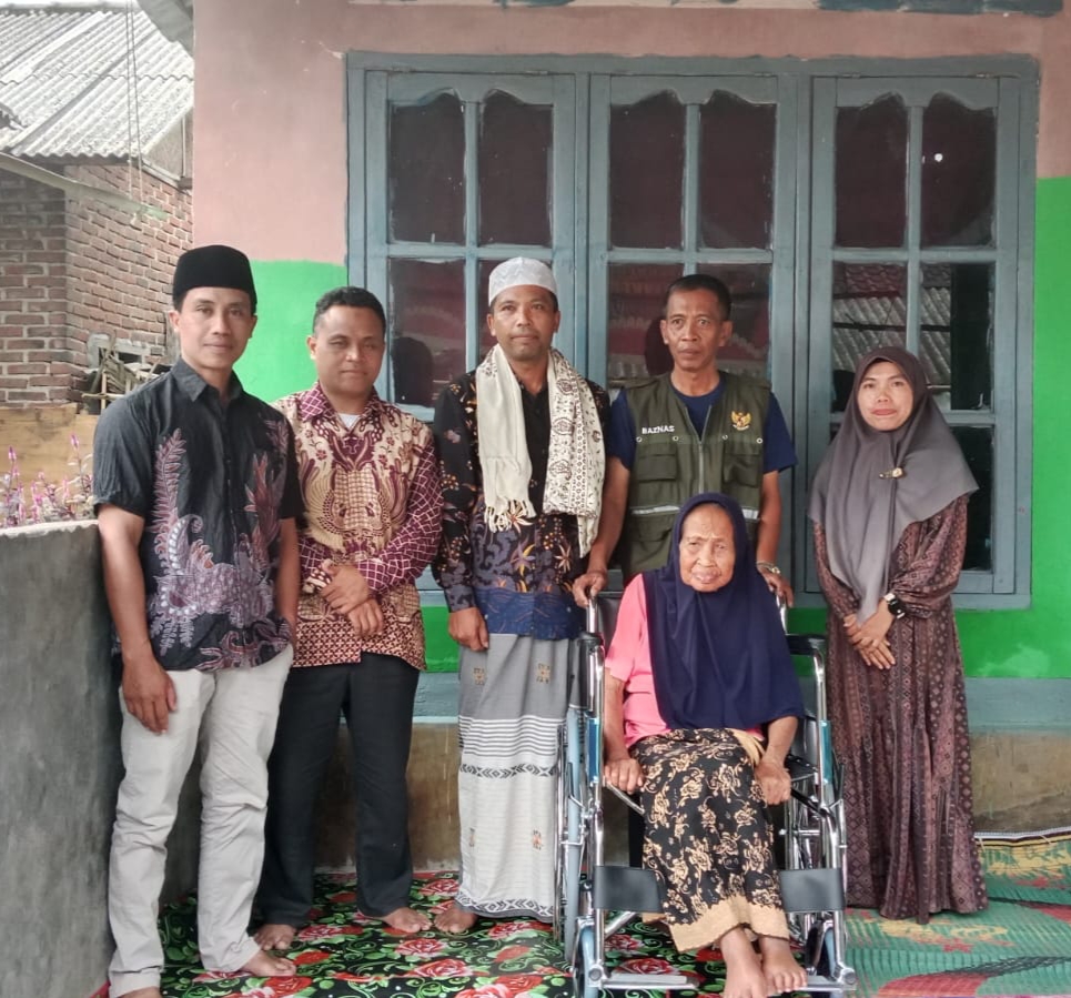 BAZNAS Lombok Timur Salurkan Bantuan Kursi Roda dan Santunan Bagi Warga Sakit