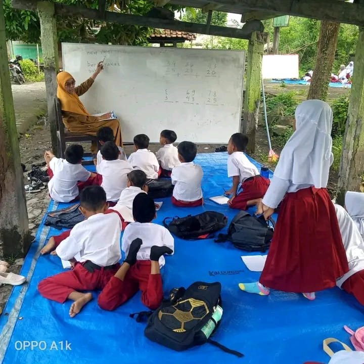 Di Tengah Keterbatasan, Semangat Belajar Tak Pernah Runtuh