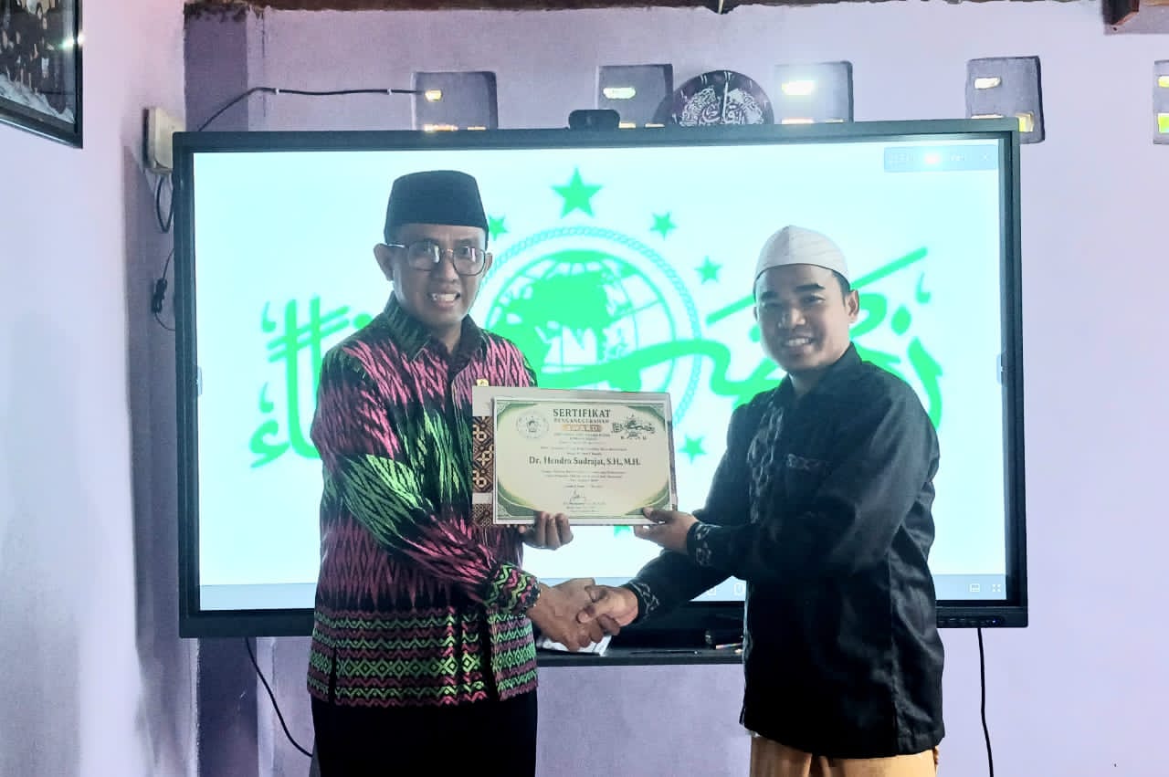 PENGAGAS NARASI TANPA BATAS, RAIH NU AWARD MWC KEDIRI LOMBOK BARAT